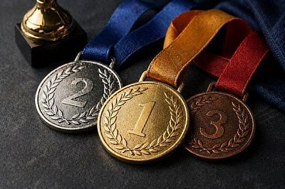 Медали в спорте: виды наград и знаки спортивных достижений